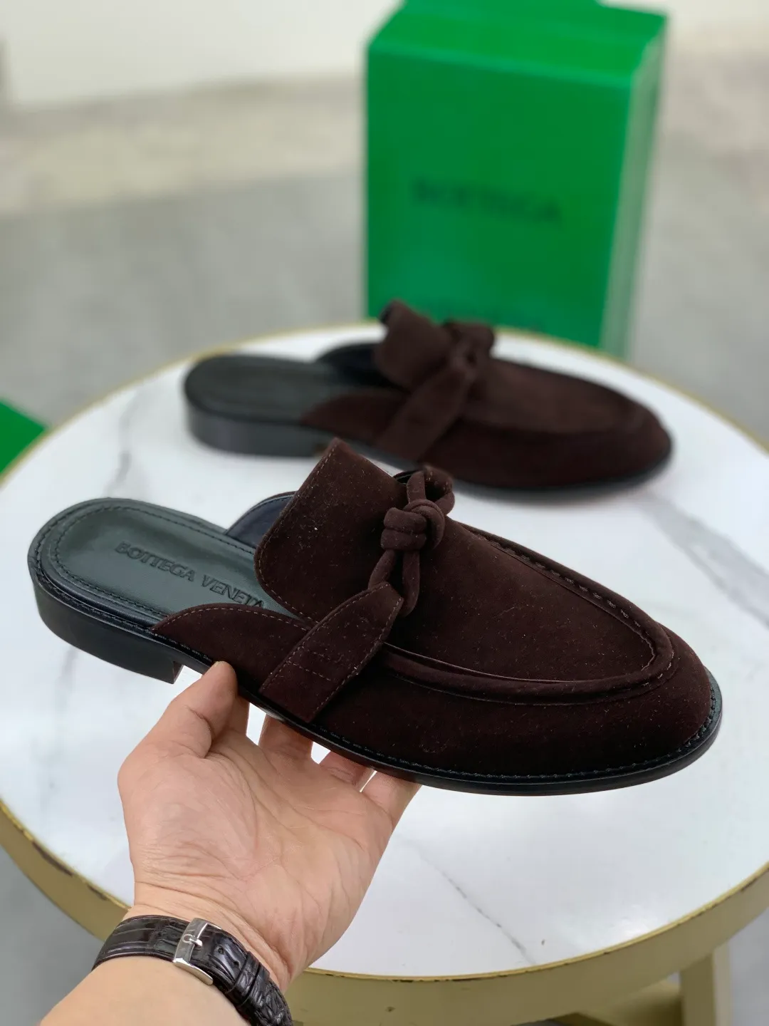 Men's shoes 💰P800 [New model] (genuine leather outsole) water-dyed cow lining 💰High-quality business couple half-slip leather shoes 💎💎💎 BOTTEGA VENETA official website synchronizes the latest top version of BV in the market, accepts material comparison, shoe type comparison, process comparison, practical and textured, versatile and suitable for any occasion, the more you look at it, the more flavorful it becomes. Purely hand-knitted craftsmanship - Upper material, calfskin imported from Italy 🇮🇹 - High-quality water-dyed cowhide lining - Original private model customized leather outsole -Size: Female 35-39 (40 ordered) Male 39-44 (38 45 can be customized) Color: Multiple colors available
